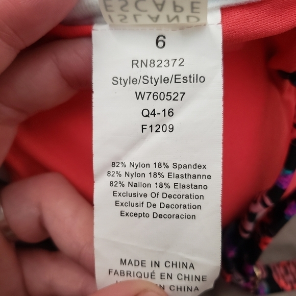 NWT Island Escape Tankini Top Women's Size 6 Absract Black Multicolored Modest - Picture 5 of 6